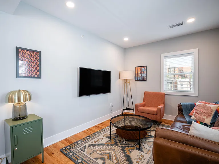 714 11th St NE #302 — Photo 29