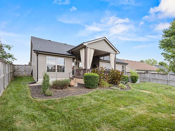3rd image of 212 Hedgewood Ln