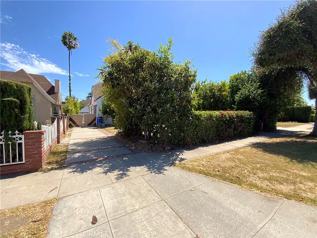 4 bed, 2209 sqft, $4,600 — Photo 2