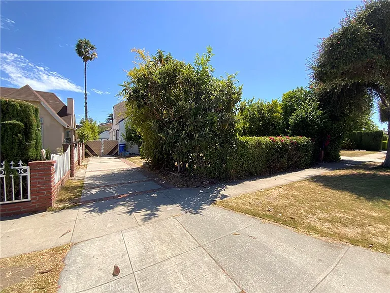 122 E Linda Vista Ave — Photo 2