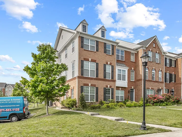 End Unit with Wall of Extra windows!