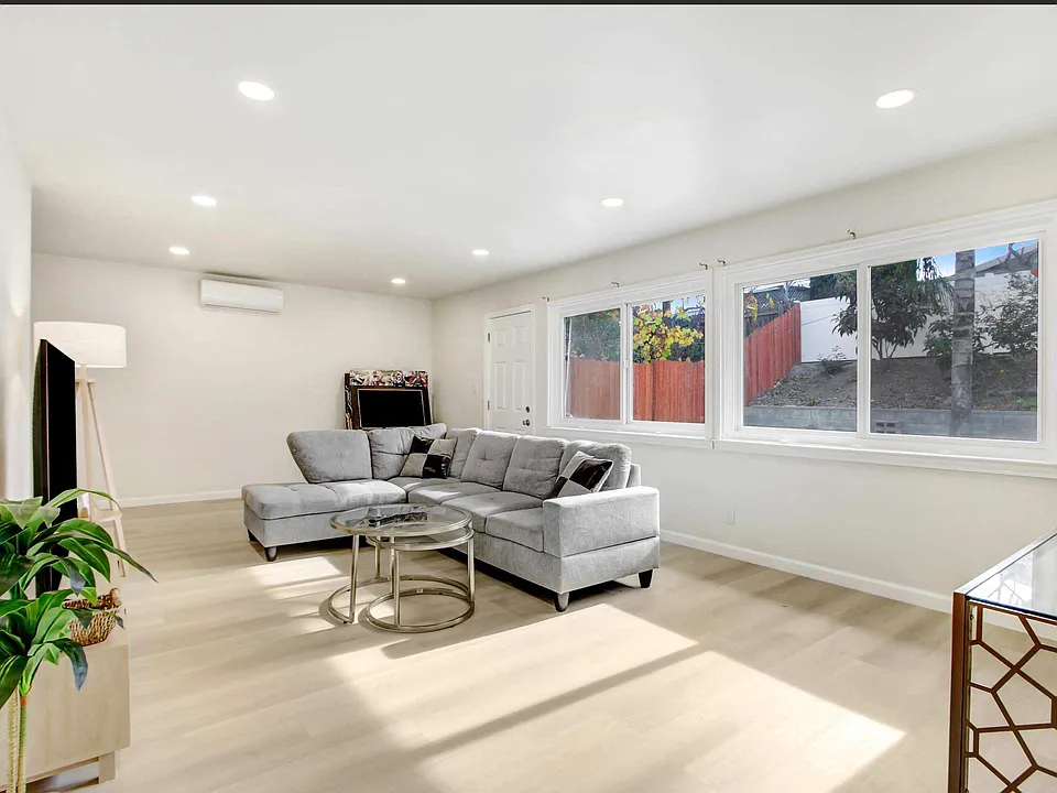18632 Del Bonita St