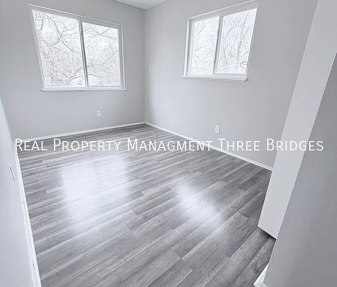 241 Flora Dr — Photo 8