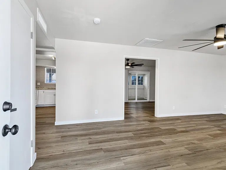 3702 W Tuckey Ln — Photo 8