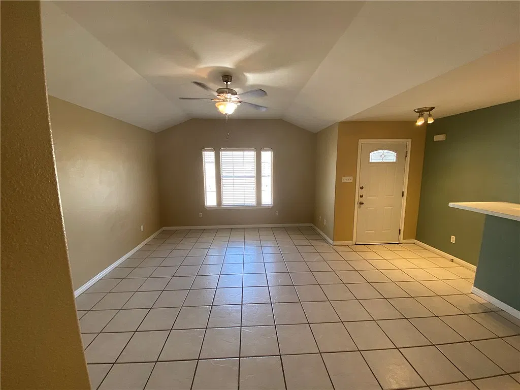 3 bed, 2.0 bath, 2562 sqft, $1,750 — Photo 3