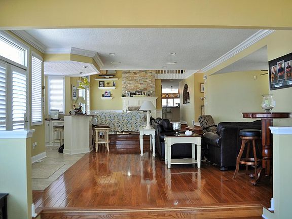 3rd image of 21 Shorecrest Dr