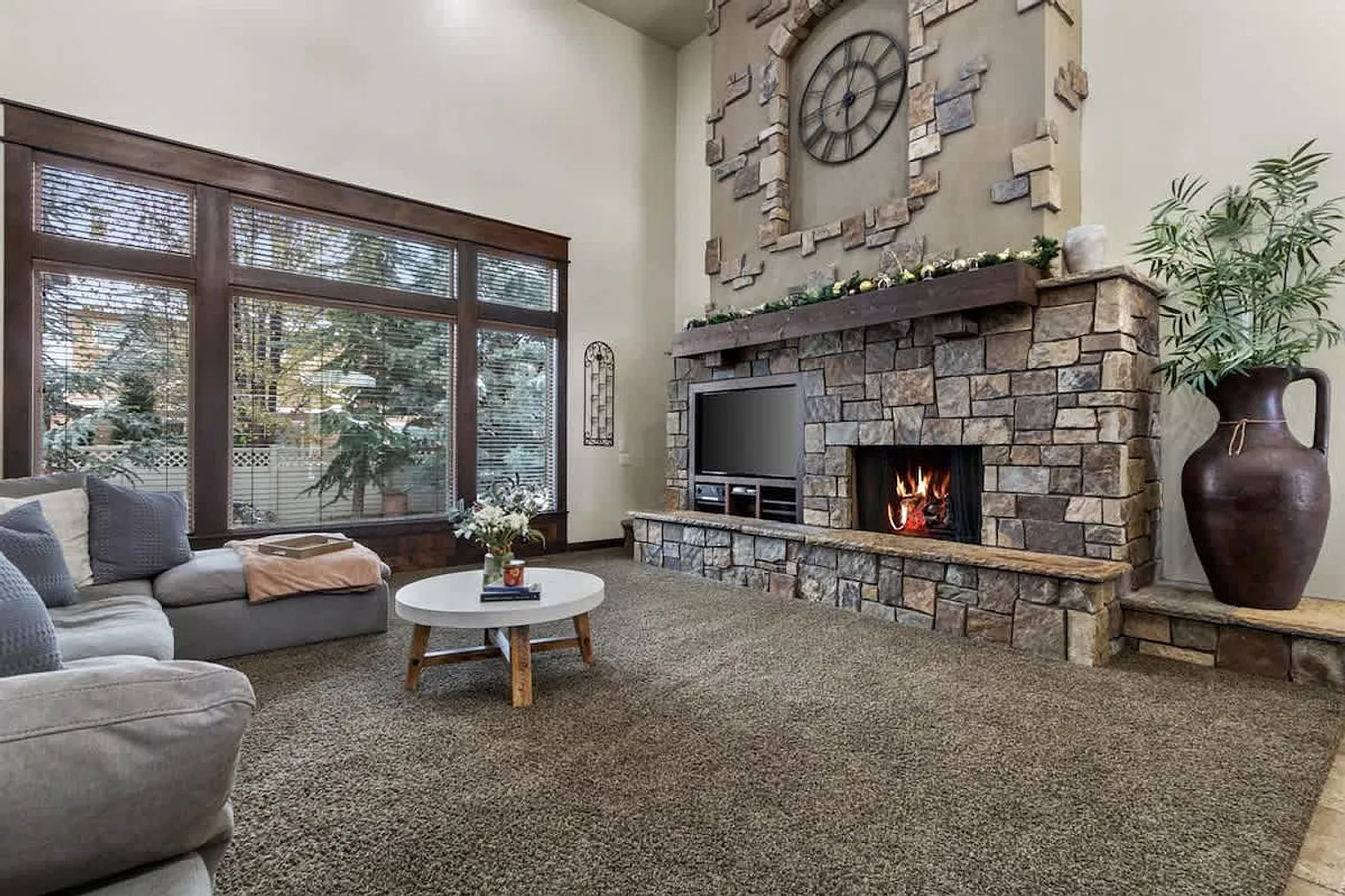 6 bed, 3.0 bath, 6393 sqft, $22,627 — Photo 2