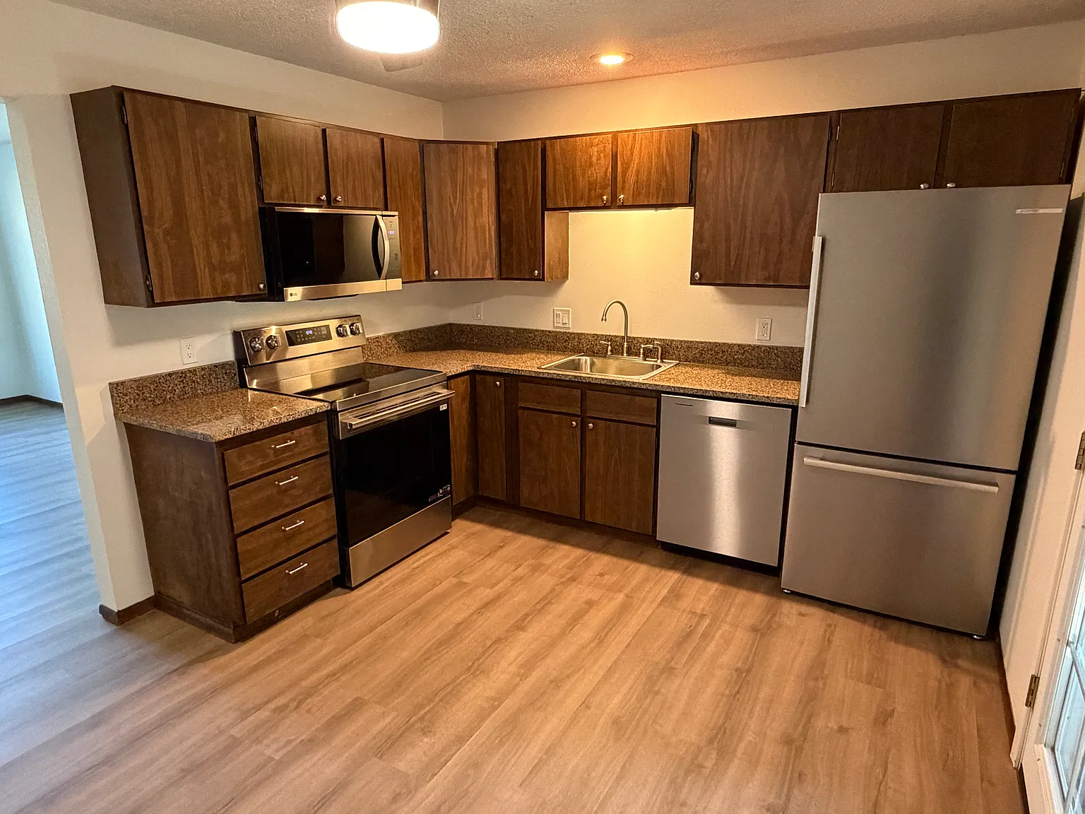 2 bed, 960 sqft, $1,700 — Photo 2