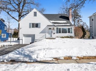 34 Roxbury Rd, Port Washington, NY 11050