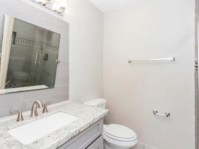 2104 Yorktown Ct S — Photo 11