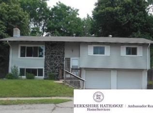 805 Normandy Cir, Papillion, NE 68046