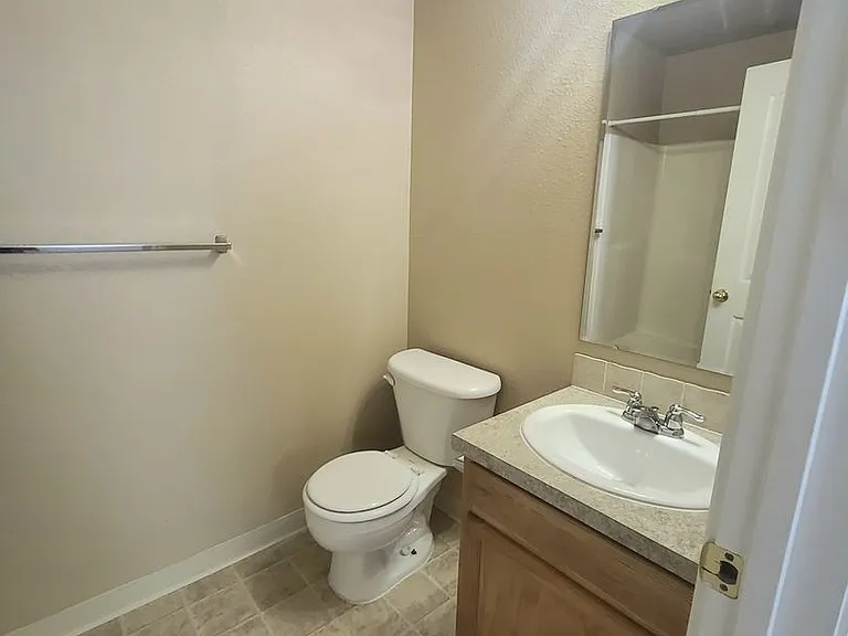 1008 S Locust St — Photo 13