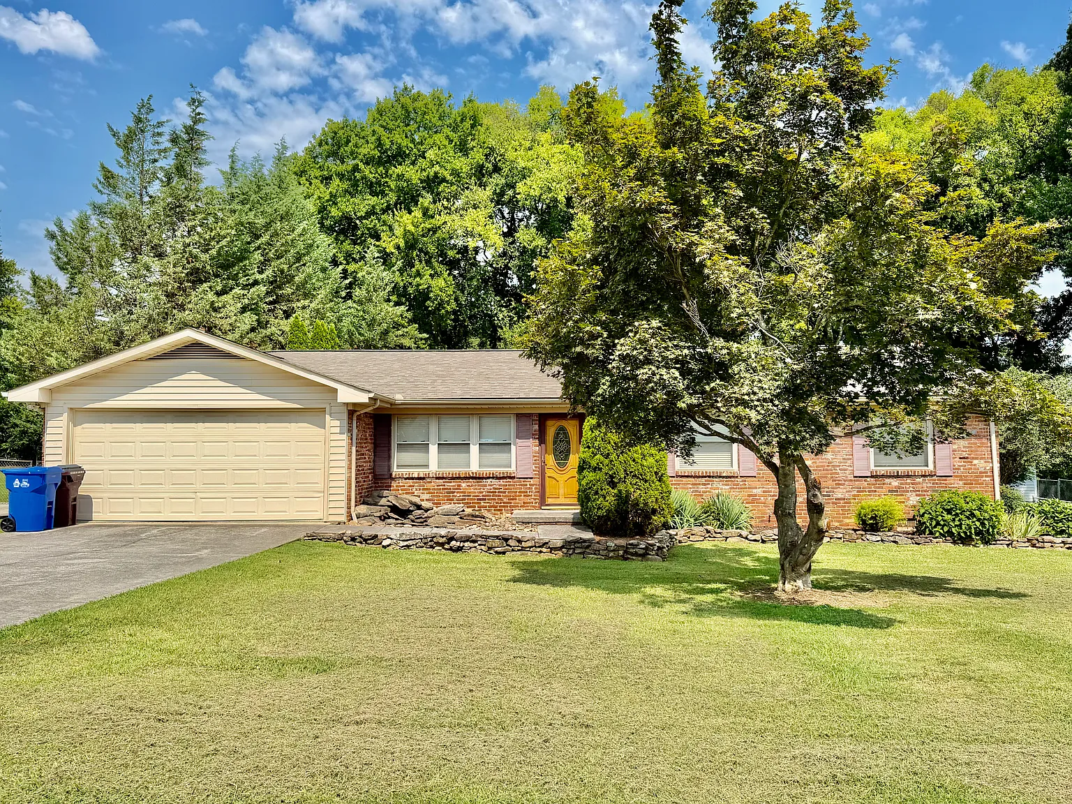 3 bed, 1.5 bath, 1400 sqft, $2,200 — Photo 1