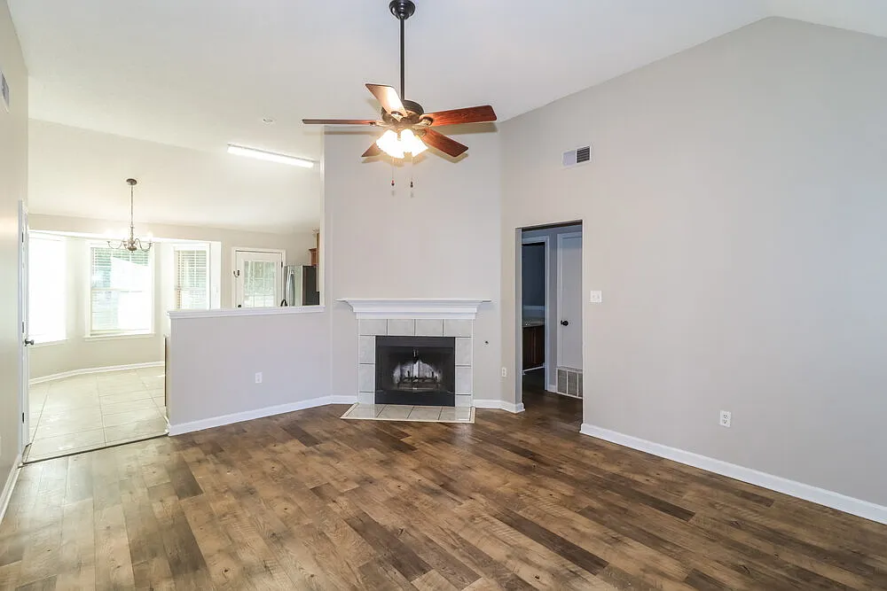 3 bed, 2.0 bath, 1385 sqft, $1,820 — Photo 4