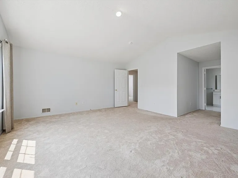 82 Hancock Dr — Photo 28