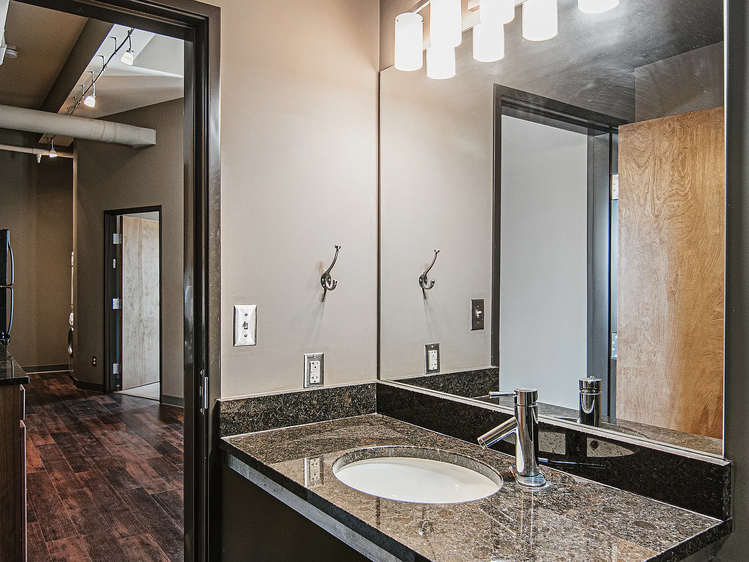 2 bed, 755 sqft, $1,600 — Photo 3
