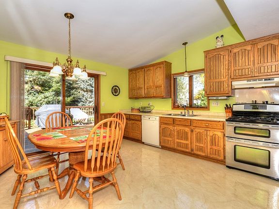 3rd image of W226N2593 Oakwood Ln