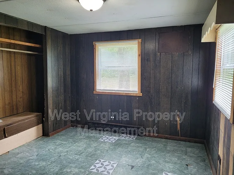 155 Crawford Ln — Photo 5