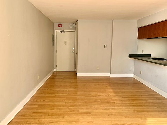 3rd image of 600 E 8th St APT 5J