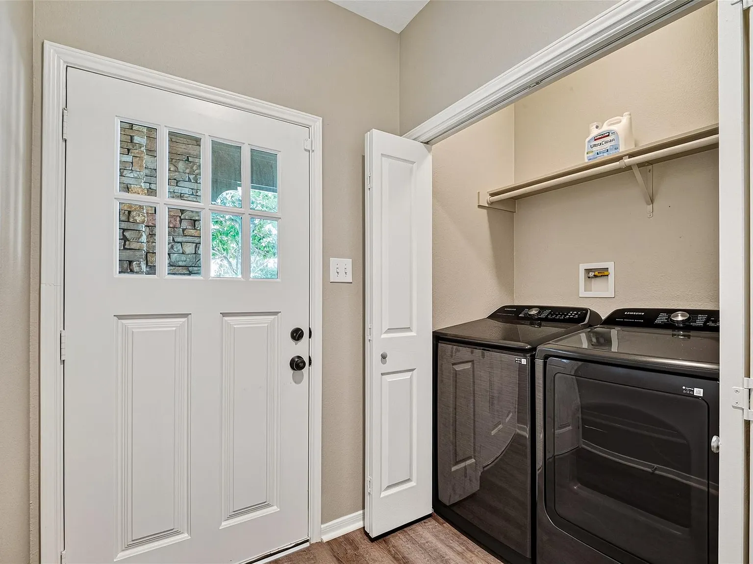 2 bed, 2.0 bath, 1229 sqft, $2,000 — Photo 3
