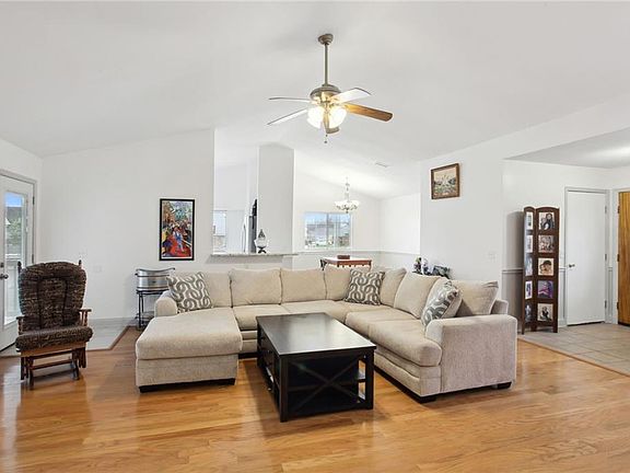 4th image of 221 Madewood Dr