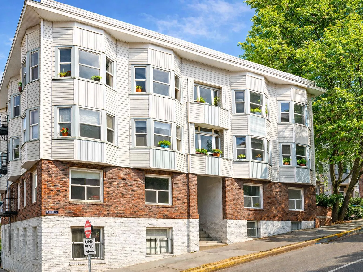 Great Location with Full Washer and Dryer in Unit and Full Kitchen! — Photo 1