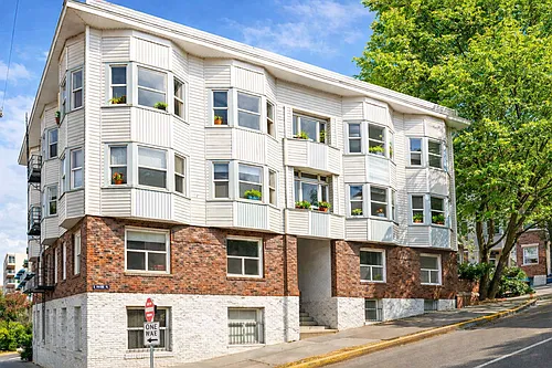 Great Location with Full Washer and Dryer in Unit and Full Kitchen! Photo 1