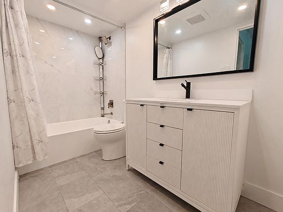 4th image of 2024 W Fullerton Ave #409