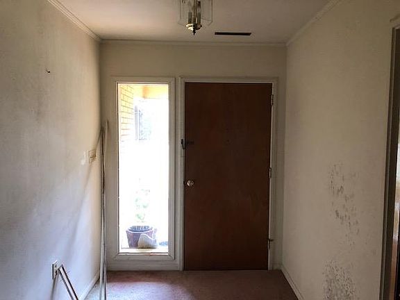 2nd image of 126 W Sheraton Dr