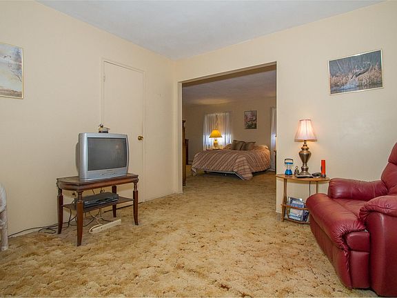 2nd image of 19 Bruce Ln