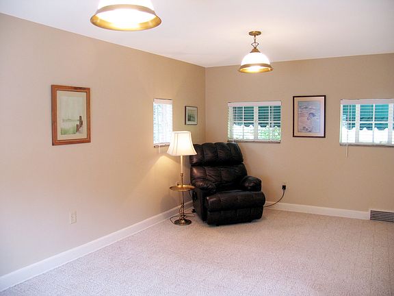 1st Floor Master Bedroom