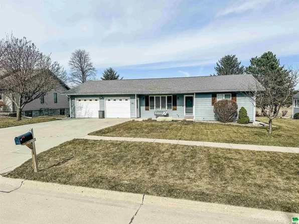 911 5th St SE, Orange City, IA 51041