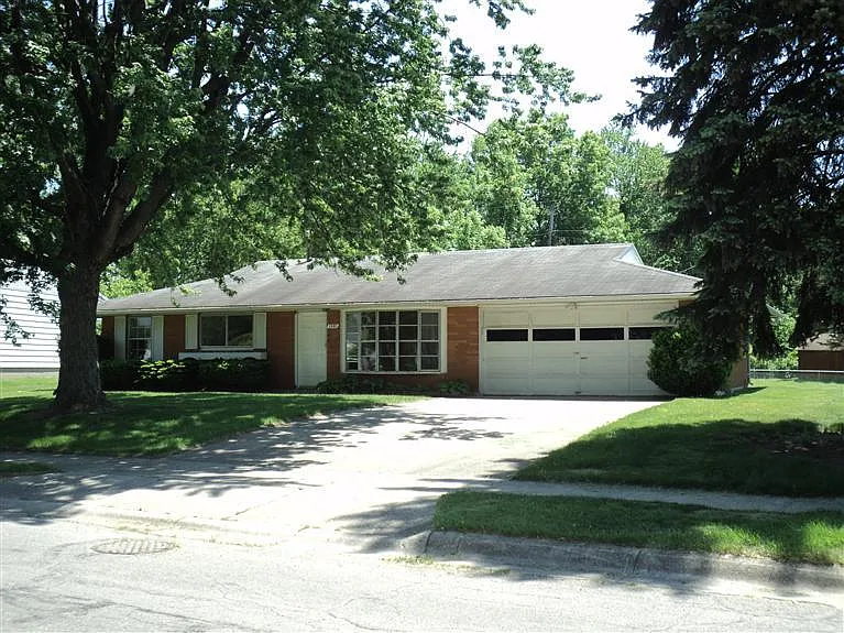 1541 Hyannis Dr photo 1