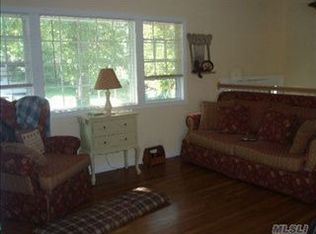 25 Greenwich Rd, Smithtown, NY 11787