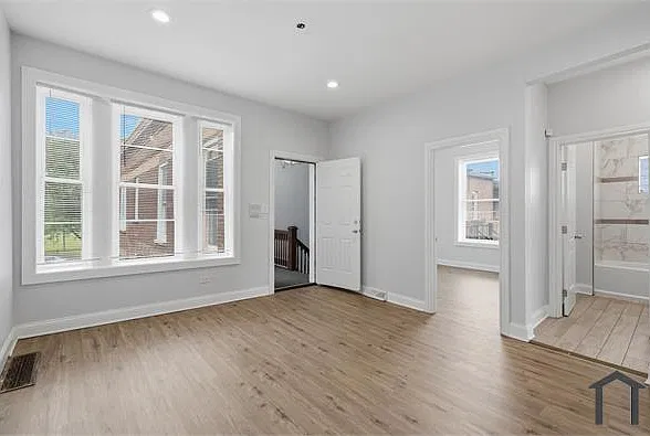 2 bed, 800 sqft, $1,300 — Photo 2