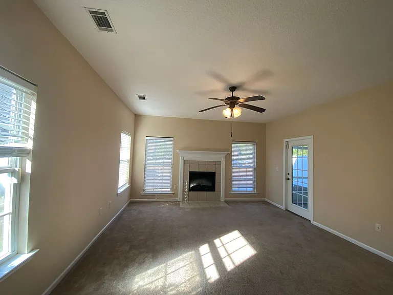 401 Barry McCaffrey L1 Maybank Vlg — Photo 7