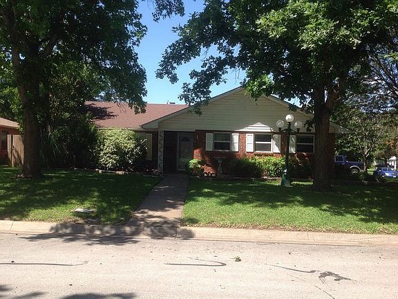 2nd image of 213 SE Robert St