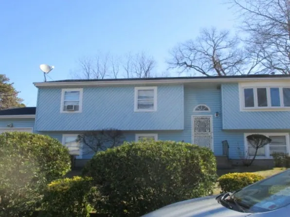 169 Governor Ave, West Babylon, NY 11704