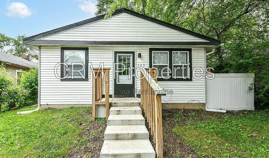 3 bed, 1.0 bath, 1104 sqft, $1,300 — Photo 2