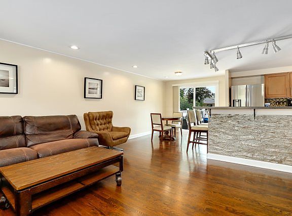 4th image of 1001 W Weathersfield Way