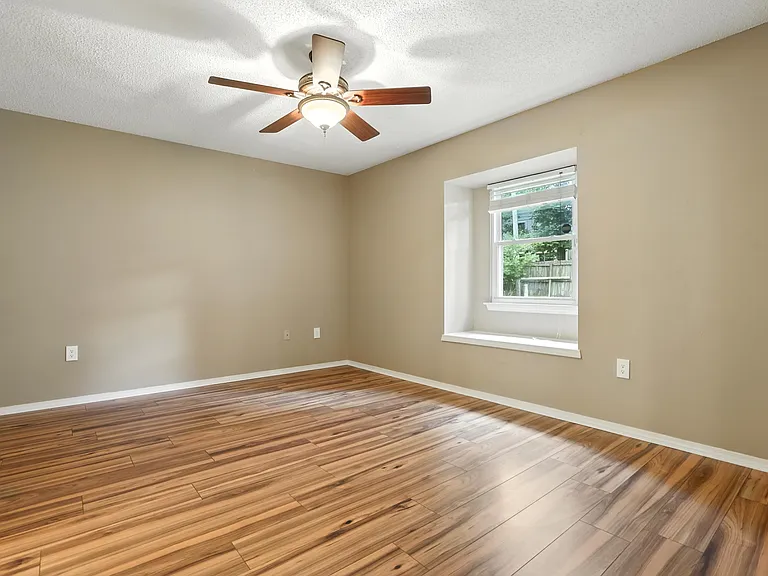 1614 Calgary Trl — Photo 14