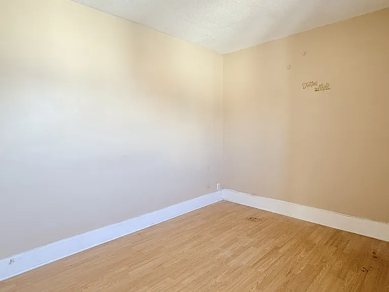 1441 Wyandotte St E #5 — Photo 13