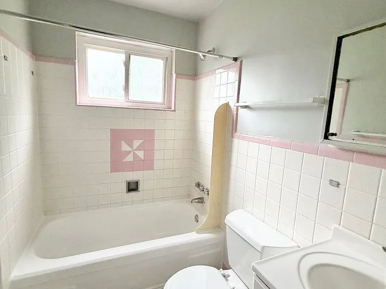 Clovernook Chateau Apartments — Photo 9