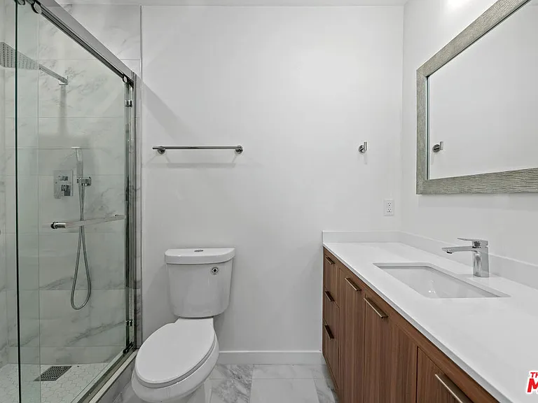 2447 N Beachwood Dr #1 — Photo 6