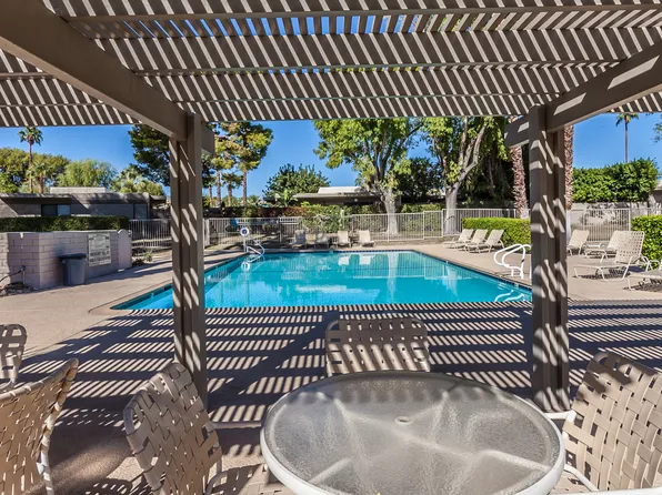 2010 E Chia Rd, Palm Springs, CA 92262