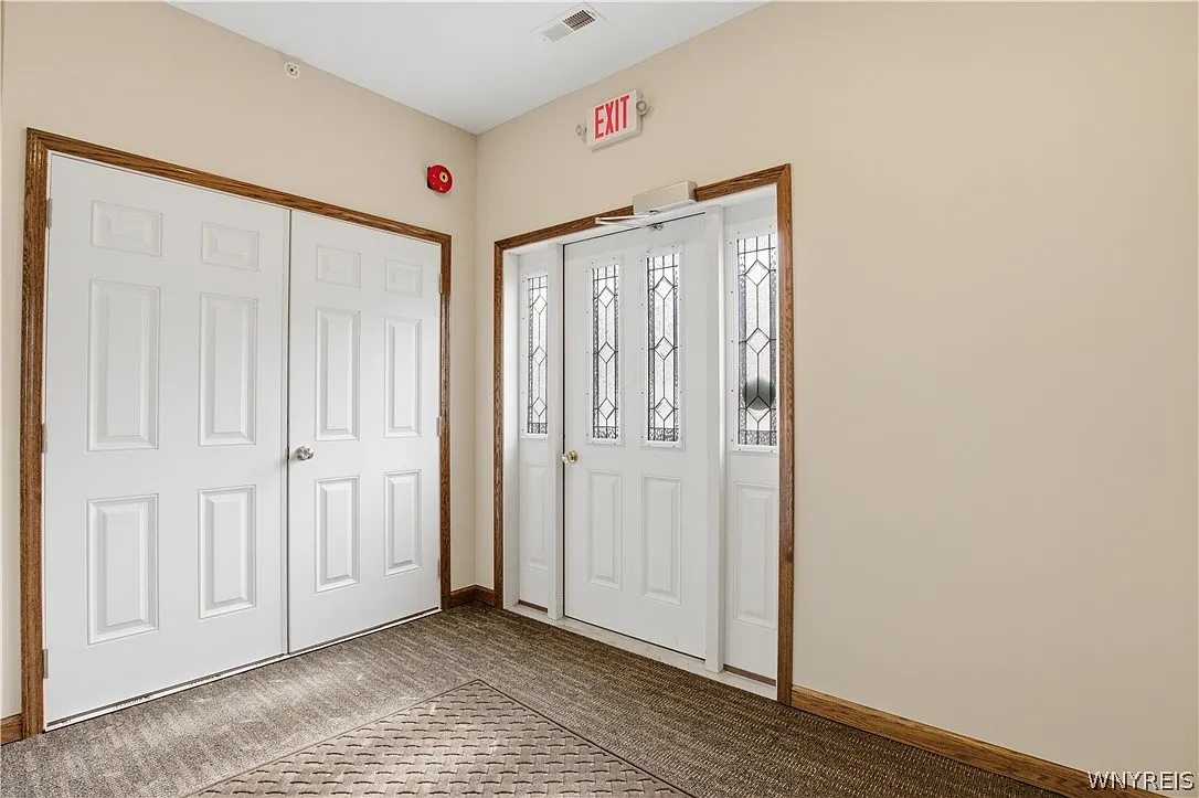 2 bed, 2.0 bath, 1094 sqft, $2,015 — Photo 2