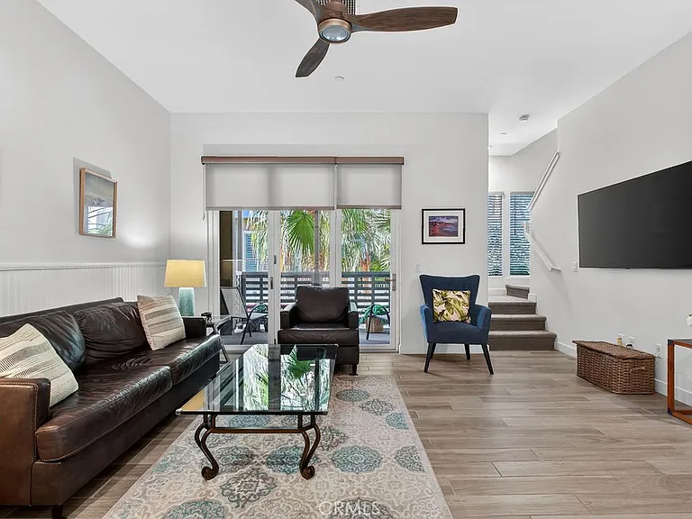 985 Doheny Way — Photo 3