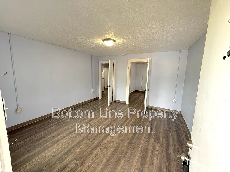 1 bed, 1.0 bath, 500 sqft, $895 — Photo 2