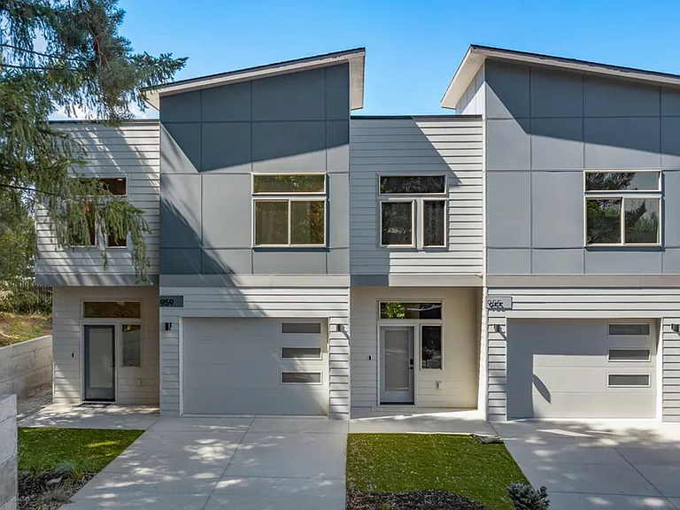 Hidden Hills Condominiums — Photo 8
