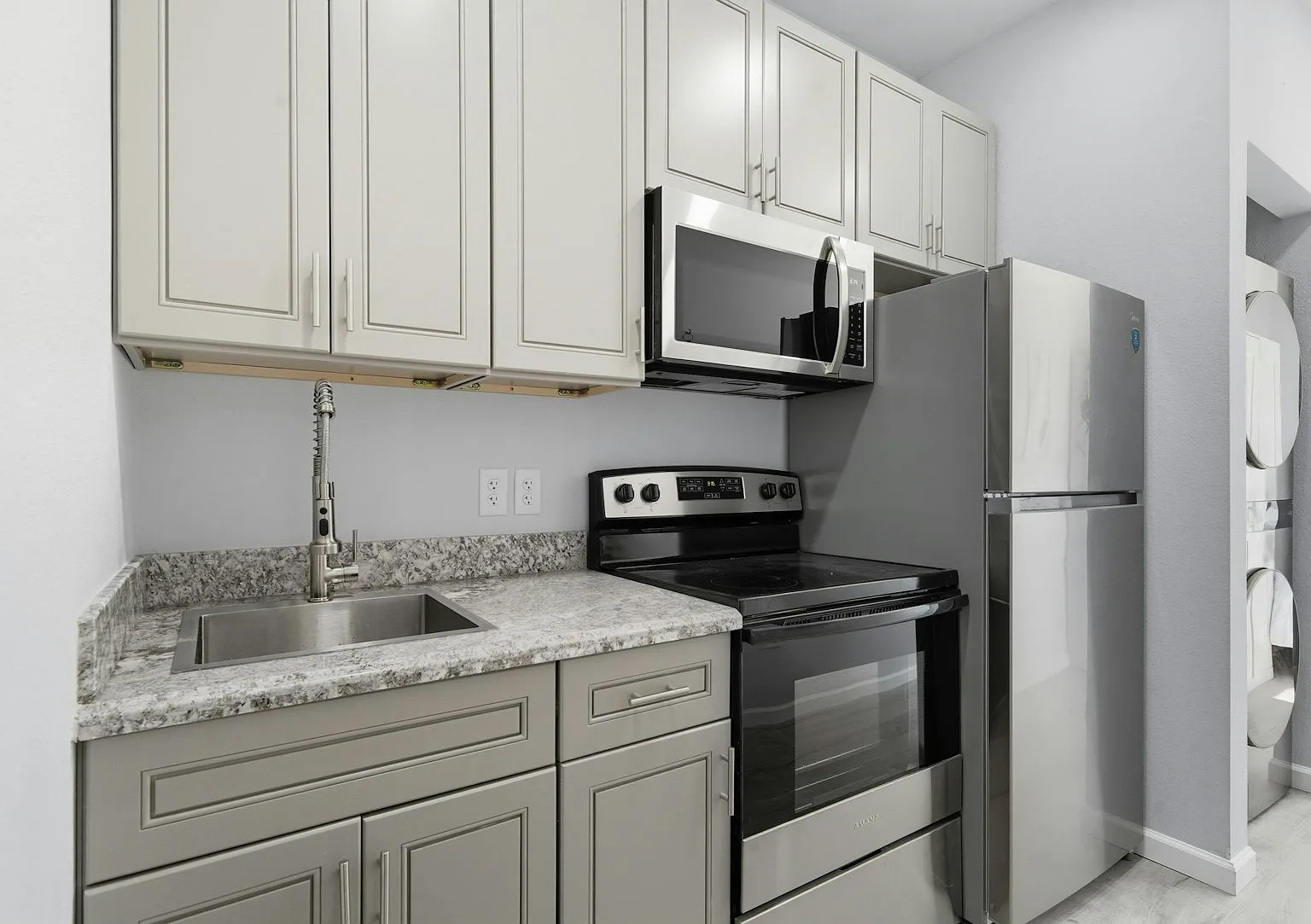 624 Avenue H, Unit B — Photo 2